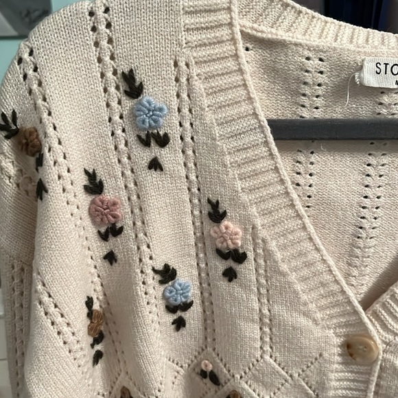 Storia cropped floral embroidered sweater in size medium - Picture 2 of 3